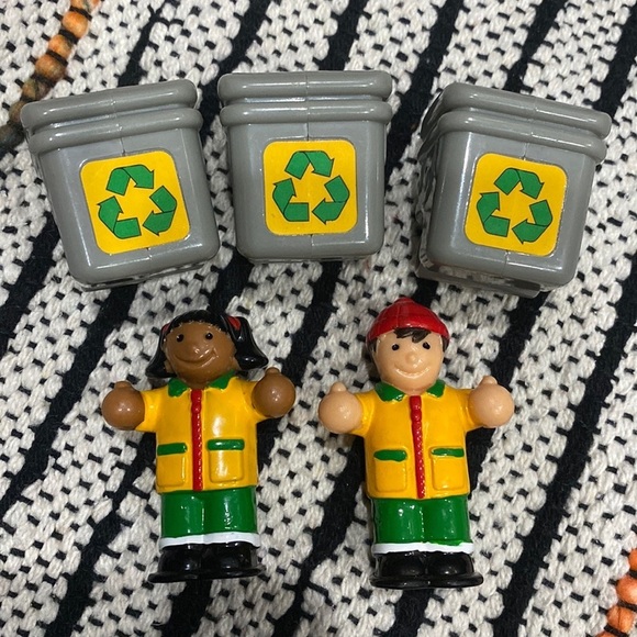 Recycling kids figurines and trash cans - Picture 1 of 4